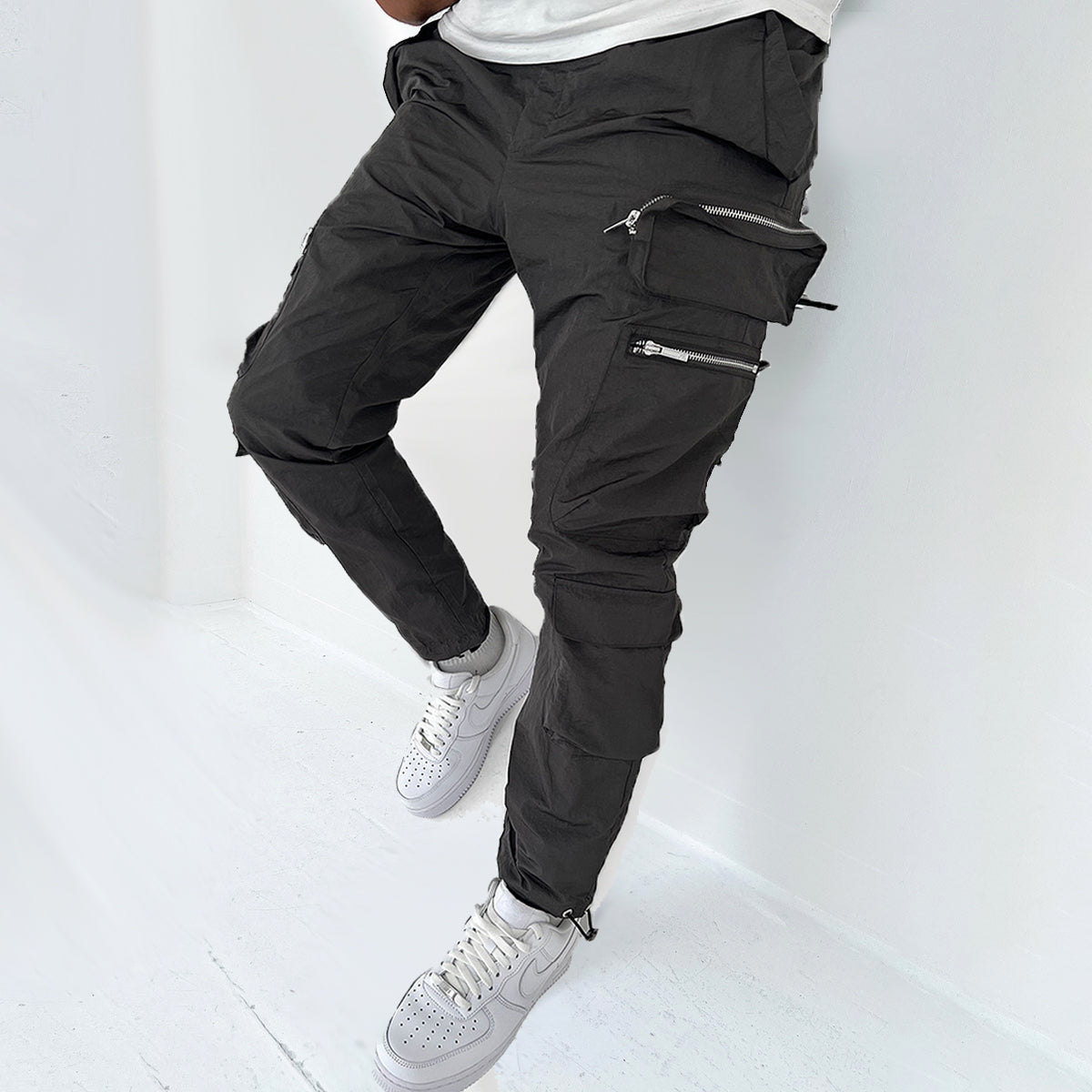 Pantaloni cargo con tasche asimmetriche e cintura elastica regolabile 