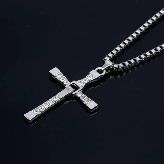 Trendige Halskette mit Kristall-Kreuz-Anhänger