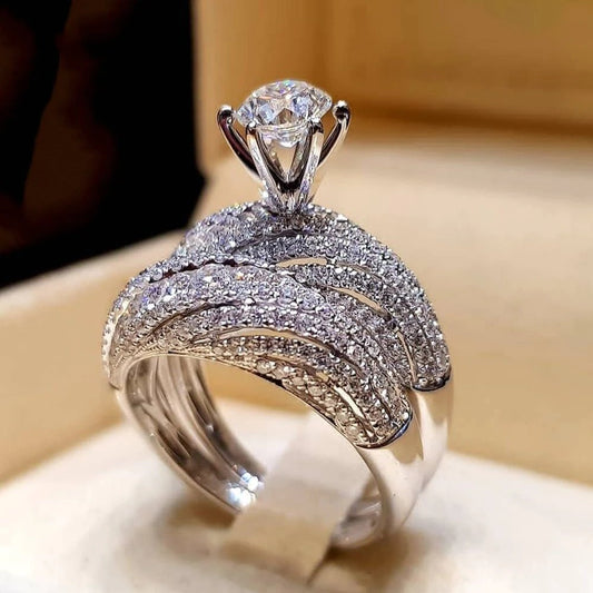 Flash Zircon si è fidanzato con un set di anelli alla moda 